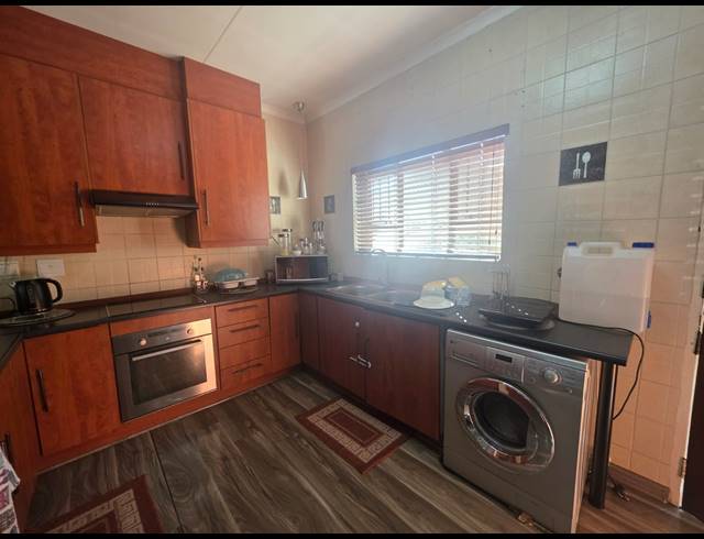 2 BEDROOM TOWNHOUSE FOR SALE IN VANDERBIJLPARK CE 2